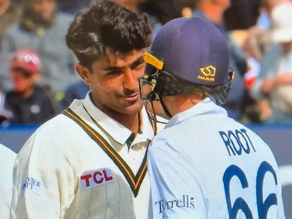 میچ کے بعد انگلش کپتان رضا اللہ کو مشورہ دینے پہنچ گئے